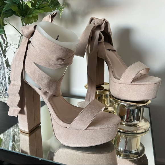 Fashion Nova beige plot twist heel - Picture 2 of 8
